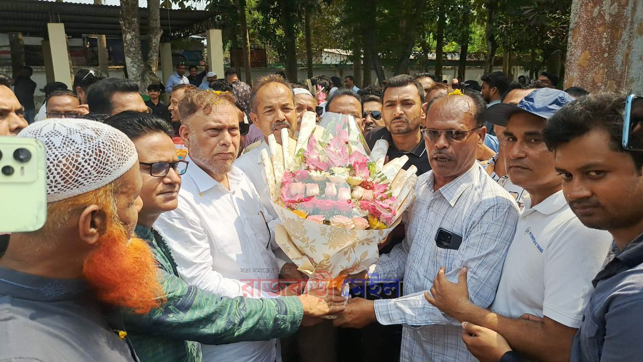 রাজবাড়ী জেলা পরিষদের নবাগত প্রশাসক বিএনপি নেতা আব্দুস সালামকে ফুলেল শুভেচ্ছা 