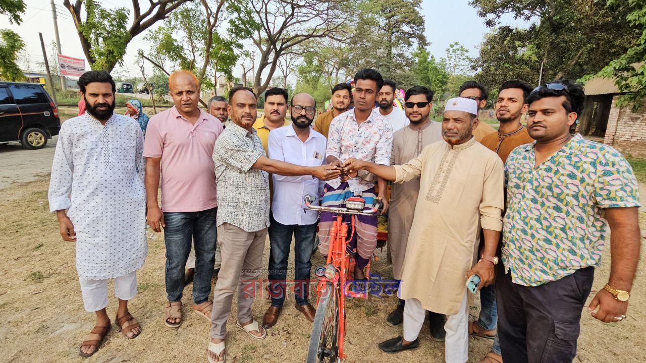 দৌলতদিয়ায় রিক্সা হারানো সেই আমিরুলের পাশে বিএনপি নেতা 