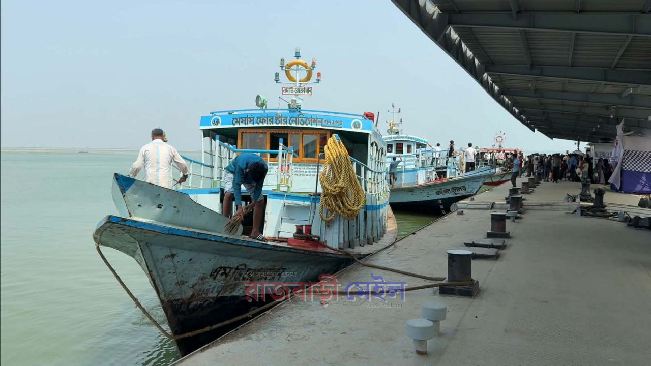 দৌলতদিয়া-পাটুরিয়া নৌপথঃ তেলবাহী জাহাজের সাথে ধাক্কা; অল্পতে রক্ষা পেল দুই শতাধিক লঞ্চ যাত্রী