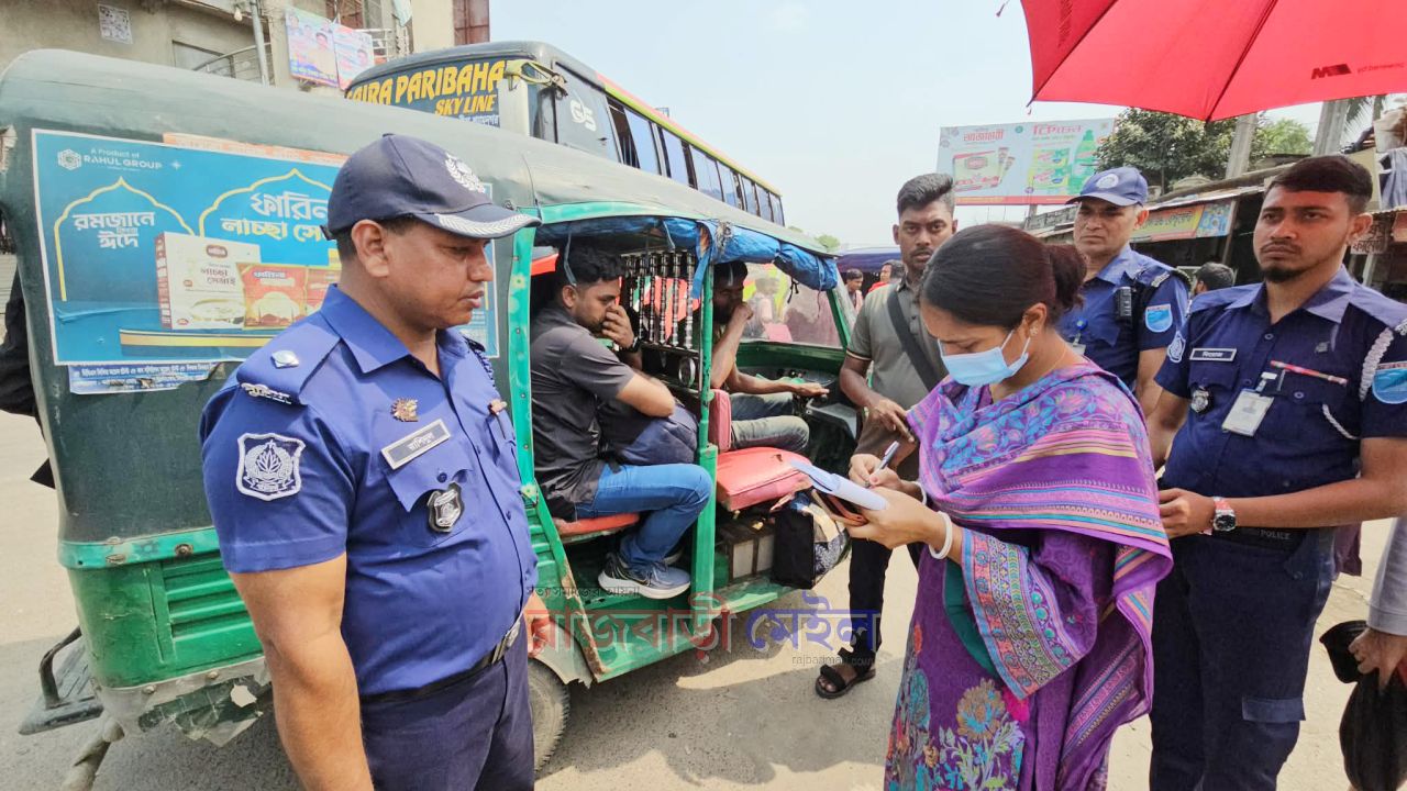 রাজবাড়ীতে অতিরিক্ত টাকা নেওয়ায় দেয়া হলো ফেরত, ছয় চালককে জরিমানা  