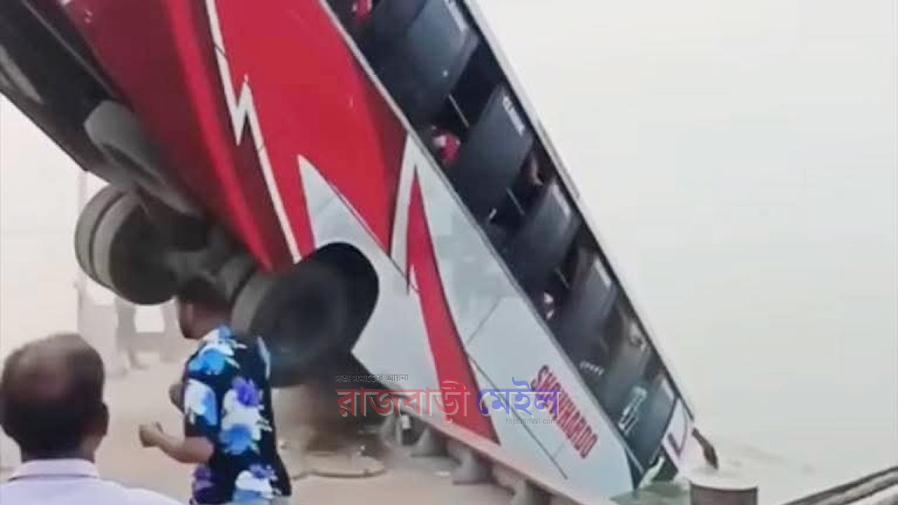 রাজবাড়ীর দৌলতদিয়ার পদ্মায় বাসডুবিঃ ‘সেদিন যা ঘটেছিল’