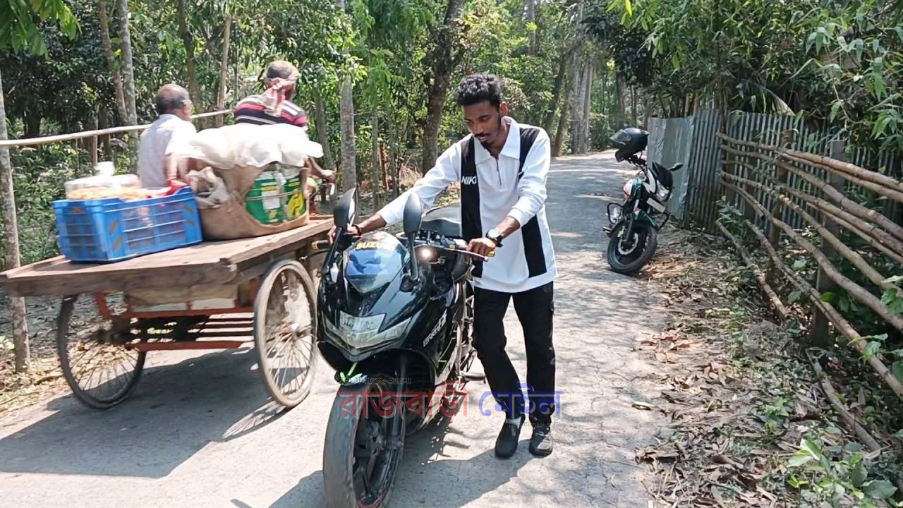 পাম্পে পৌছার আগেই তেল শেষ, পাম্পেও নেই, ১৫ কিলোমিটার পথ ঠেলে যান বাড়িতে 