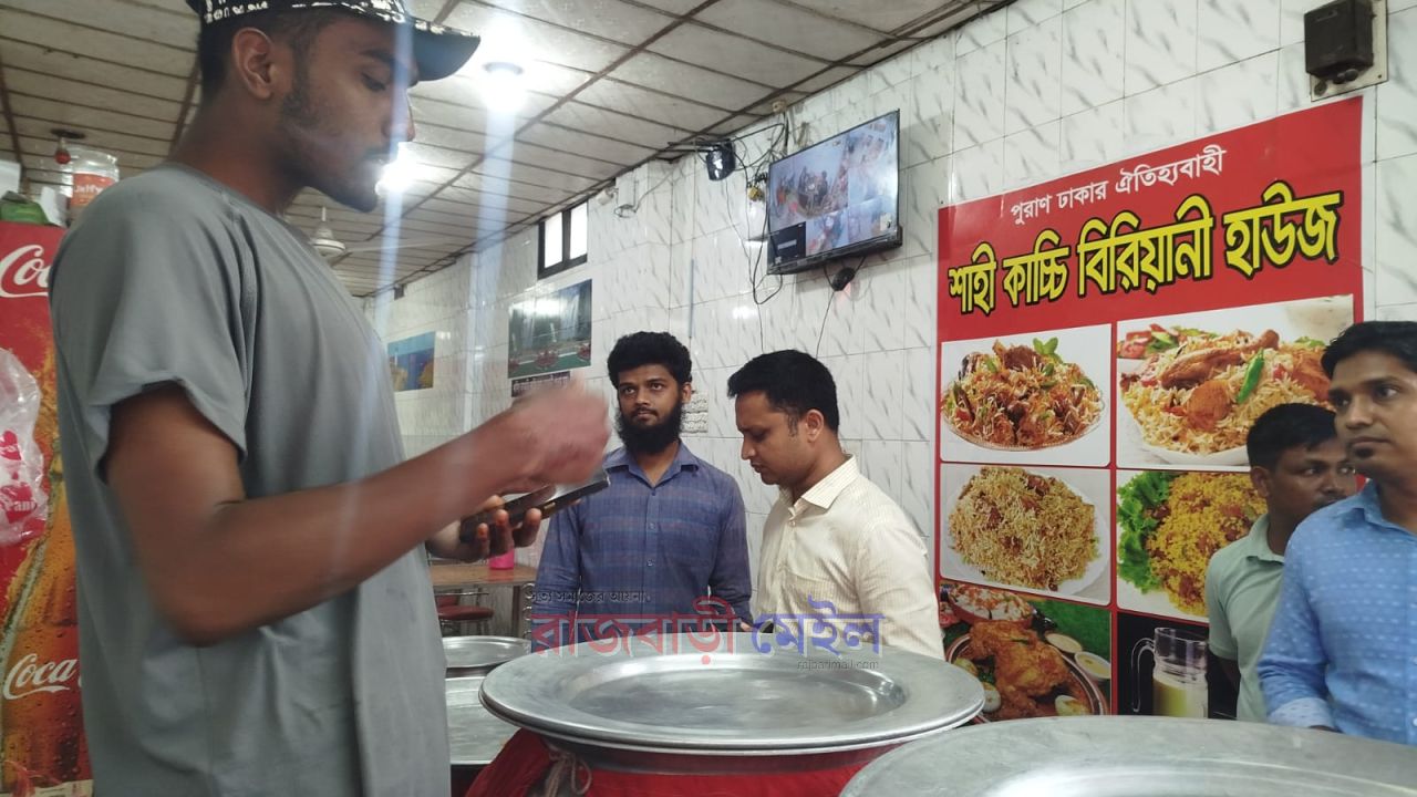 পাংশায় বিরিয়ানিতে মেশানো হচ্ছিল কাপড়ের রঙ, দুটি প্রতিষ্ঠানকে জরিমানা