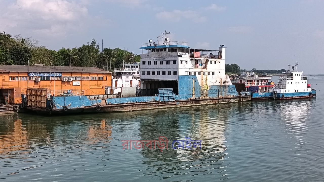 বৈরী আবহাওয়ায় দৌলতদিয়া-পাটুরিয়া নৌপথে আধা ঘন্টা বন্ধের পর ফেরি চালু, বন্ধ রয়েছে ছোট লঞ্চ