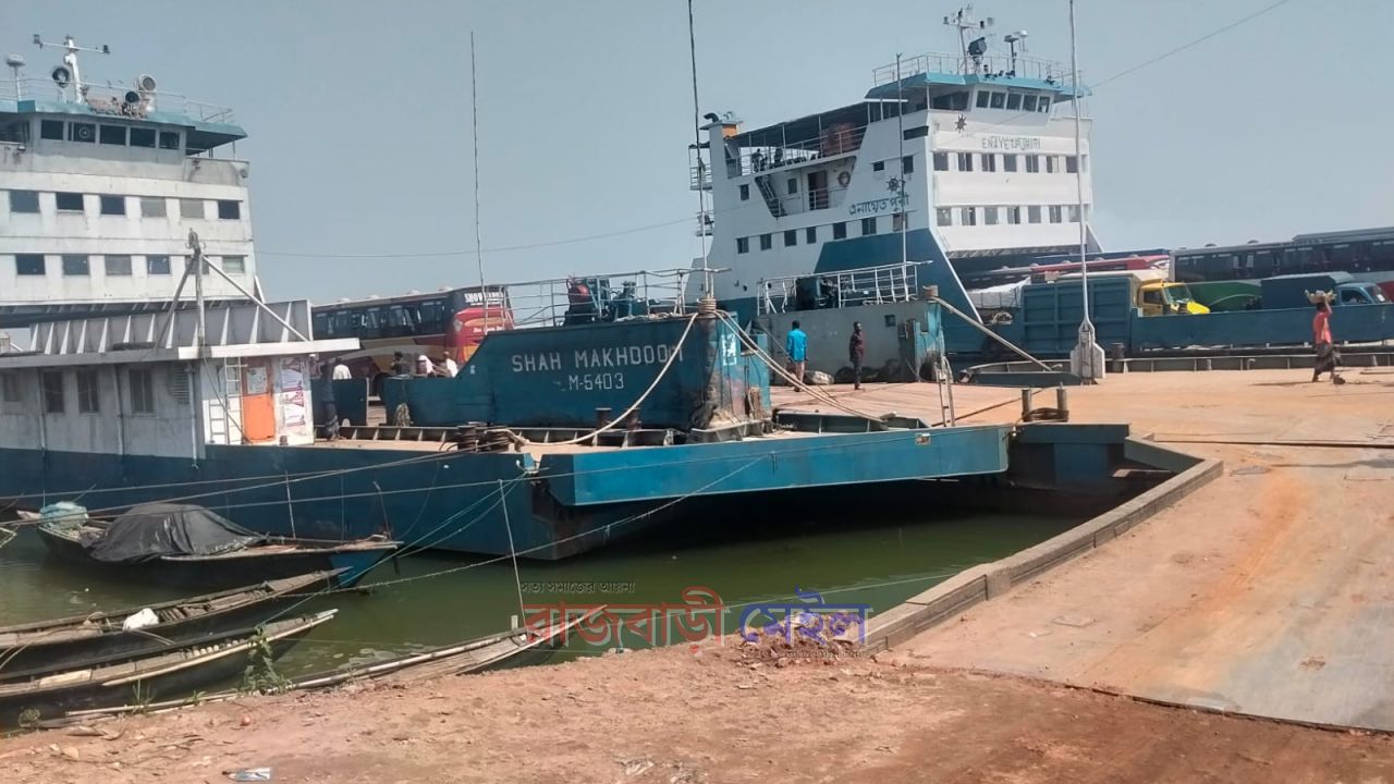 দৌলতদিয়া-পাটুরিয়া নৌপথে ঘন কুয়াশায় দেড় ঘন্টা বন্ধের পর পুনরায় ফেরি চালু 