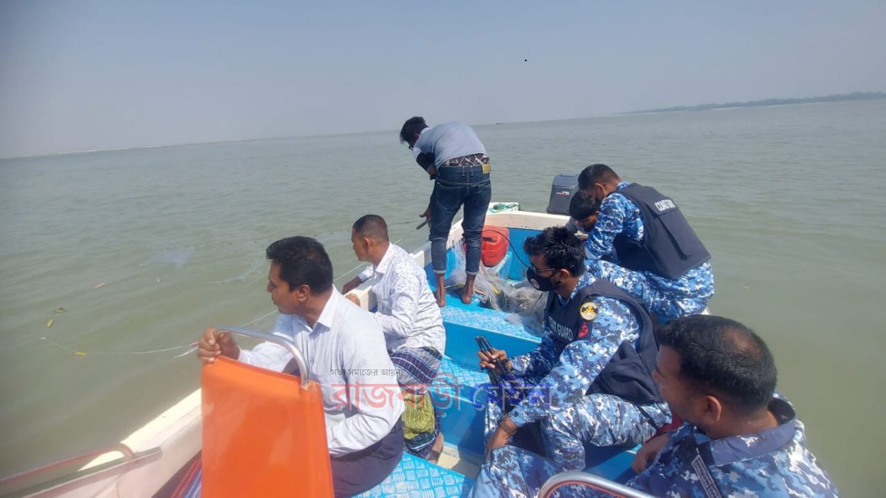 রাজবাড়ীতে যৌথ অভিযানে দুইদিনে দেড় লাখ মিটার নিষিদ্ধ কারেন্ট জাল জব্দ