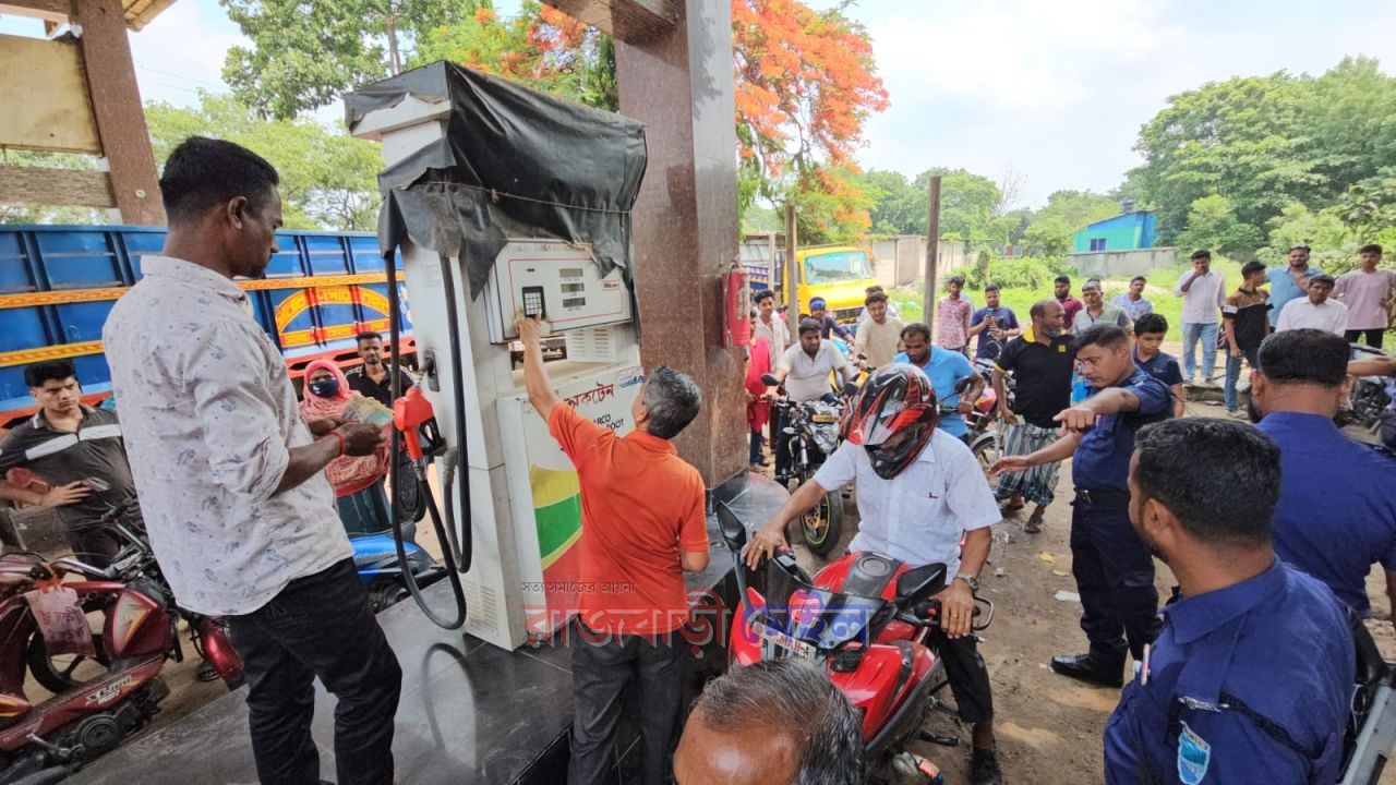 তেল না পেয়ে ব্যবসায়ী, চাকুরিজীবী, কৃষকদের লাইনে দীর্ঘ অপেক্ষা