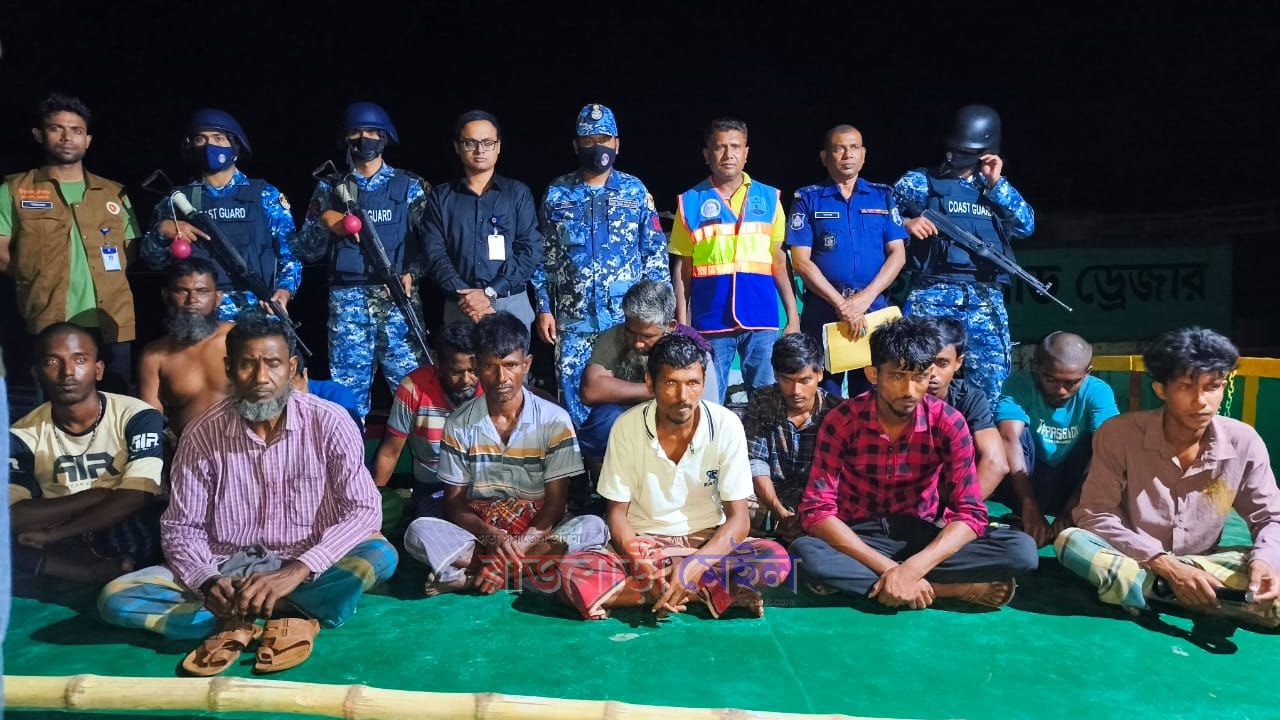 স্বেচ্ছাসেবকদল নেতার নেতৃত্বে পদ্মা নদীতে রাতে চলছিল বালু উত্তোলন, ১০ জনকে কারাগারে