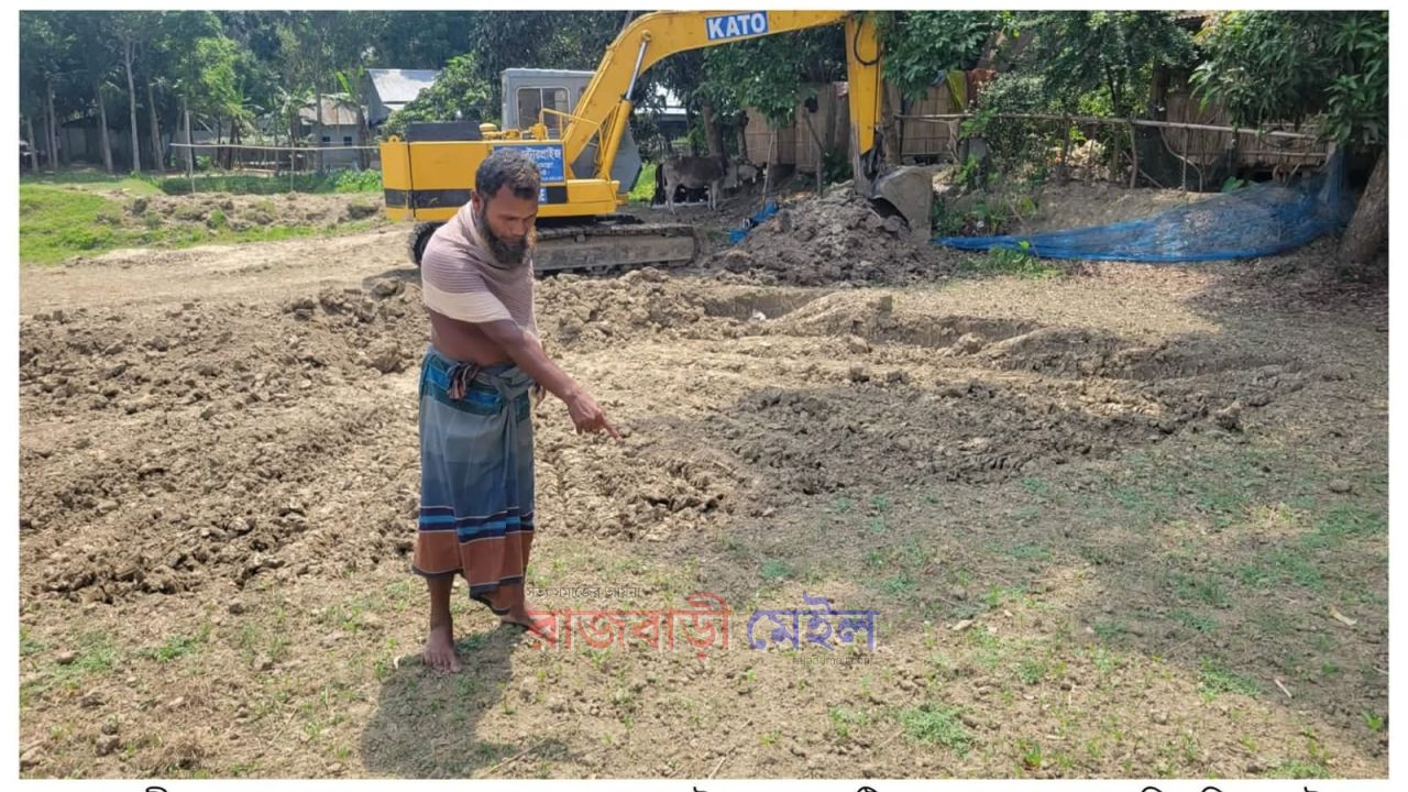  জোর করে কৃষকের ফসলি জমিতে স্কেভেটর দিয়ে মাটি কাটার অভিযোগ
