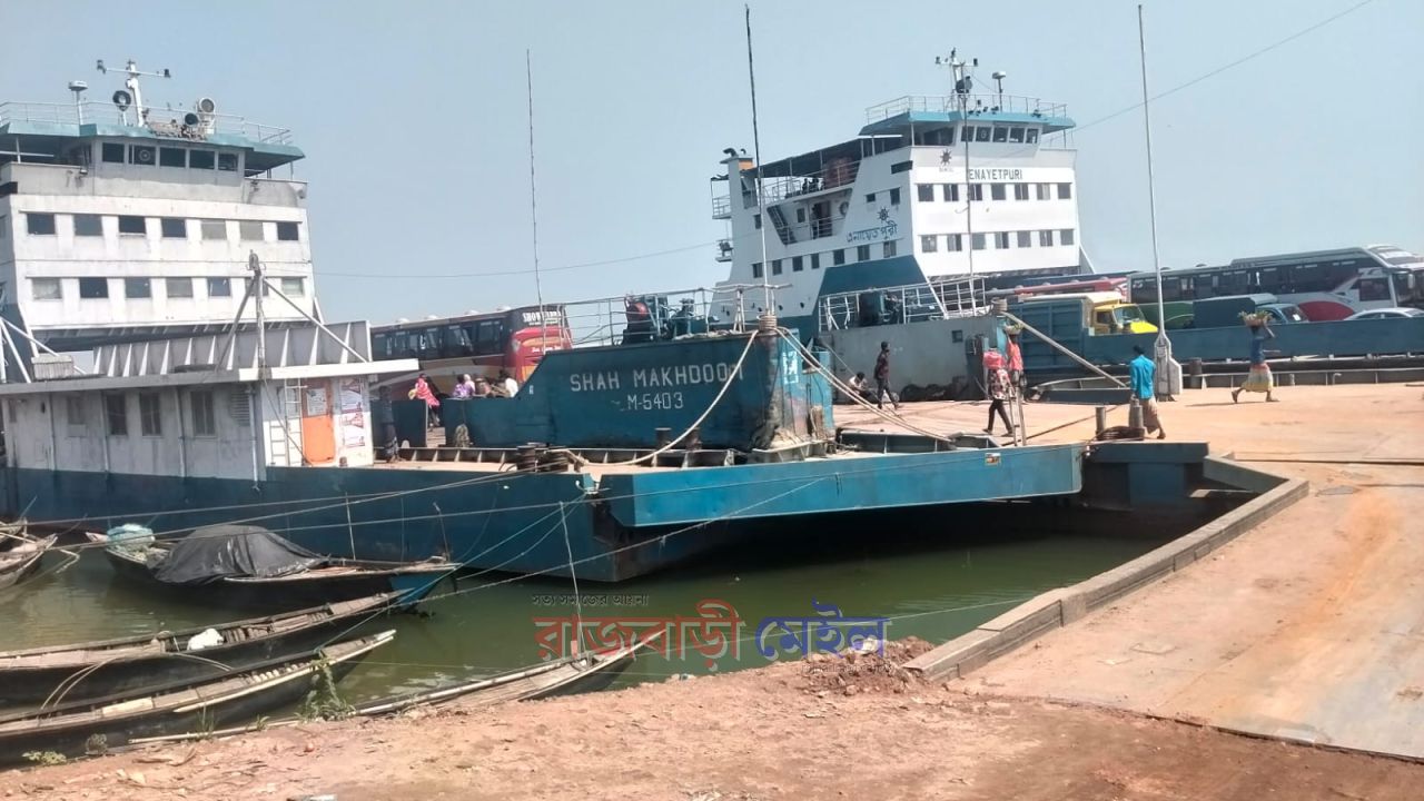 বৈরী আবহাওয়ার কারনে দৌলতদিয়া-পাটুরিয়া নৌপথে সোয়া এক ঘন্টা বন্ধের পর ফেরি চালু