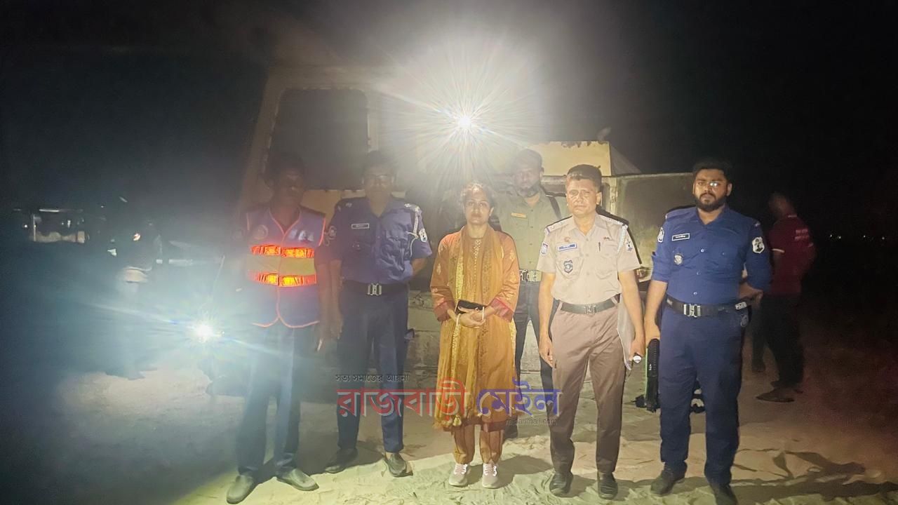 রাতের আধারে বালু লুট চক্রের বিরুদ্ধে ইউএনও'র অভিযান