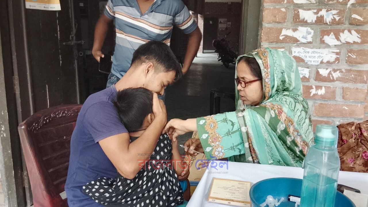 দৌলতদিয়া যৌনপল্লীর ১০২ জন শিশু পেল হাম-রুবেলা টিকা