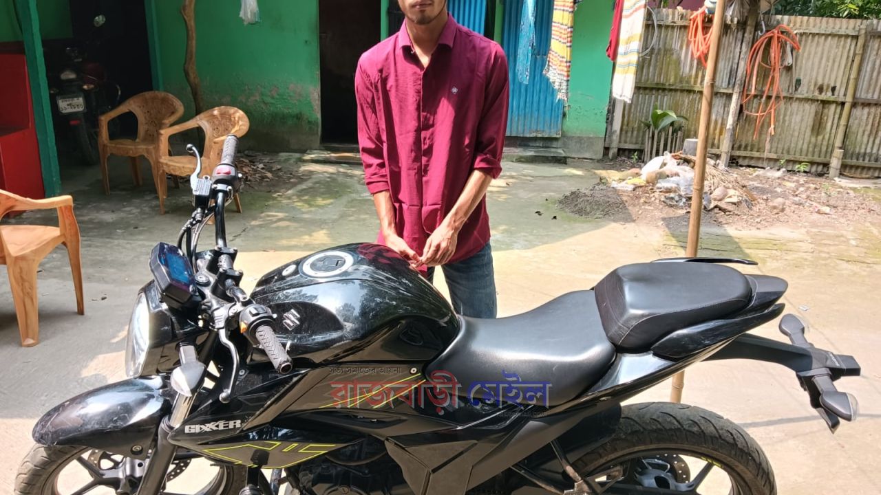 রাজবাড়ীতে দুই বন্ধু মিলে প্রেমিকাকে ধর্ষণের অভিযোগ, তরুণকে আটক করে পুলিশে দিল এলাকাবাসী 