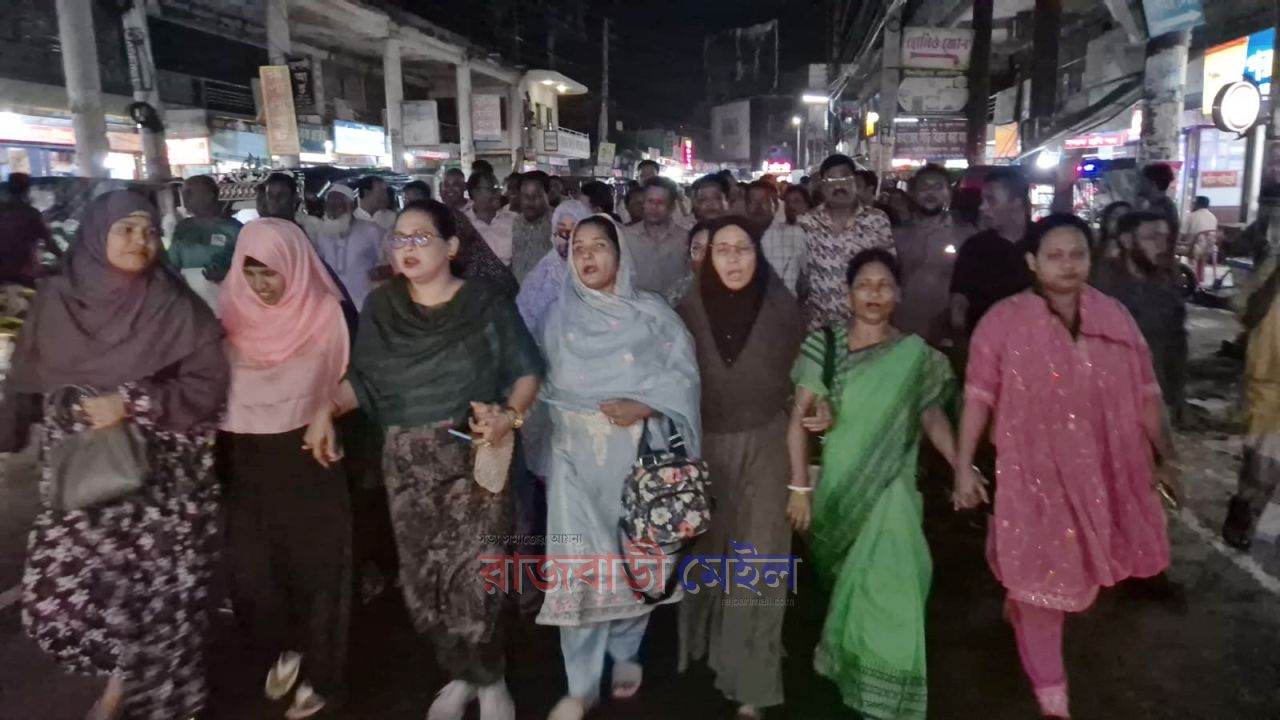 পদ্মা ব্যারাজ প্রকল্প একনেকে অনুমোদন পাওয়ায় রাজবাড়ীতে দোয়া অনুষ্ঠান ও আনন্দ মিছিল