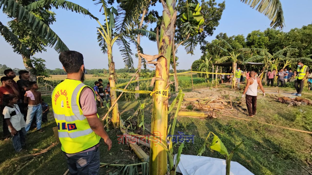 দুর্গন্ধের উৎস থেকে মাটিতে পুতে রাখা মা ও মেয়ের লাশ উদ্ধার