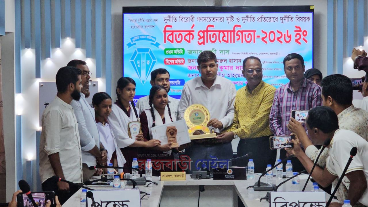 দুর্নীতি বিষয়ক বিতর্ক প্রতিযোগিতায় চ্যাম্পিয়ন দৌলতদিয়া মডেল হাইস্কুল