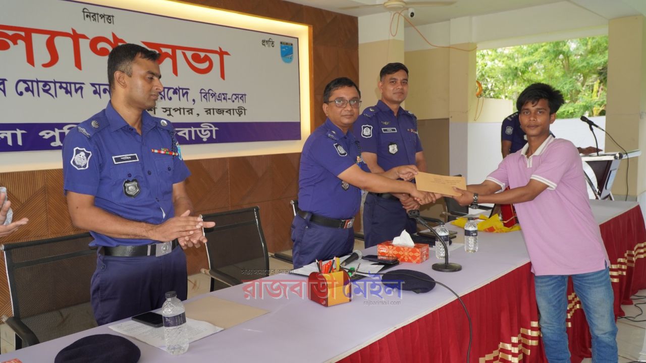 ভুয়া ডিবি পরিচয়ে ইজিবাইক ছিনতাইয়ের চেষ্টা, সাহসিকতায় চালককে পুরস্কৃত করলেন রাজবাড়ীর এসপি 