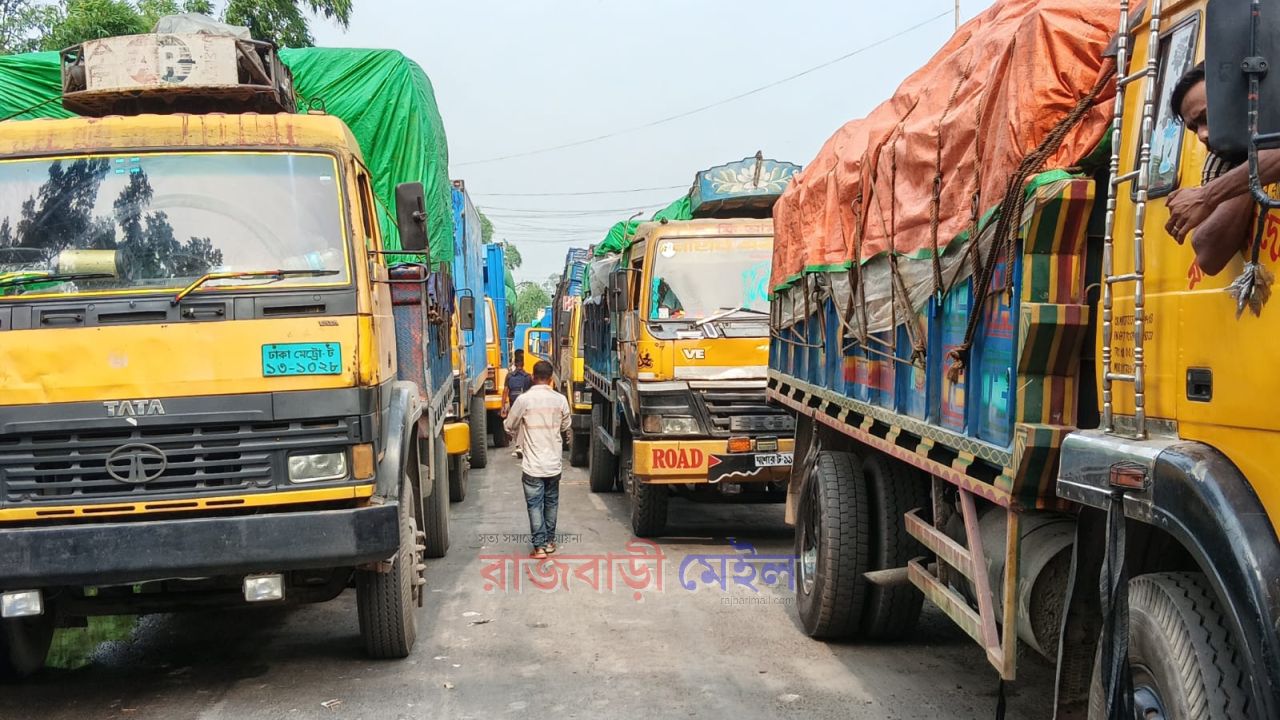 ঈদের ছুটিতে ছুটছে ঘরমুখো মানুষ, দৌলতদিয়া ঘাটে ঢাকামুখী গাড়ির চাপ