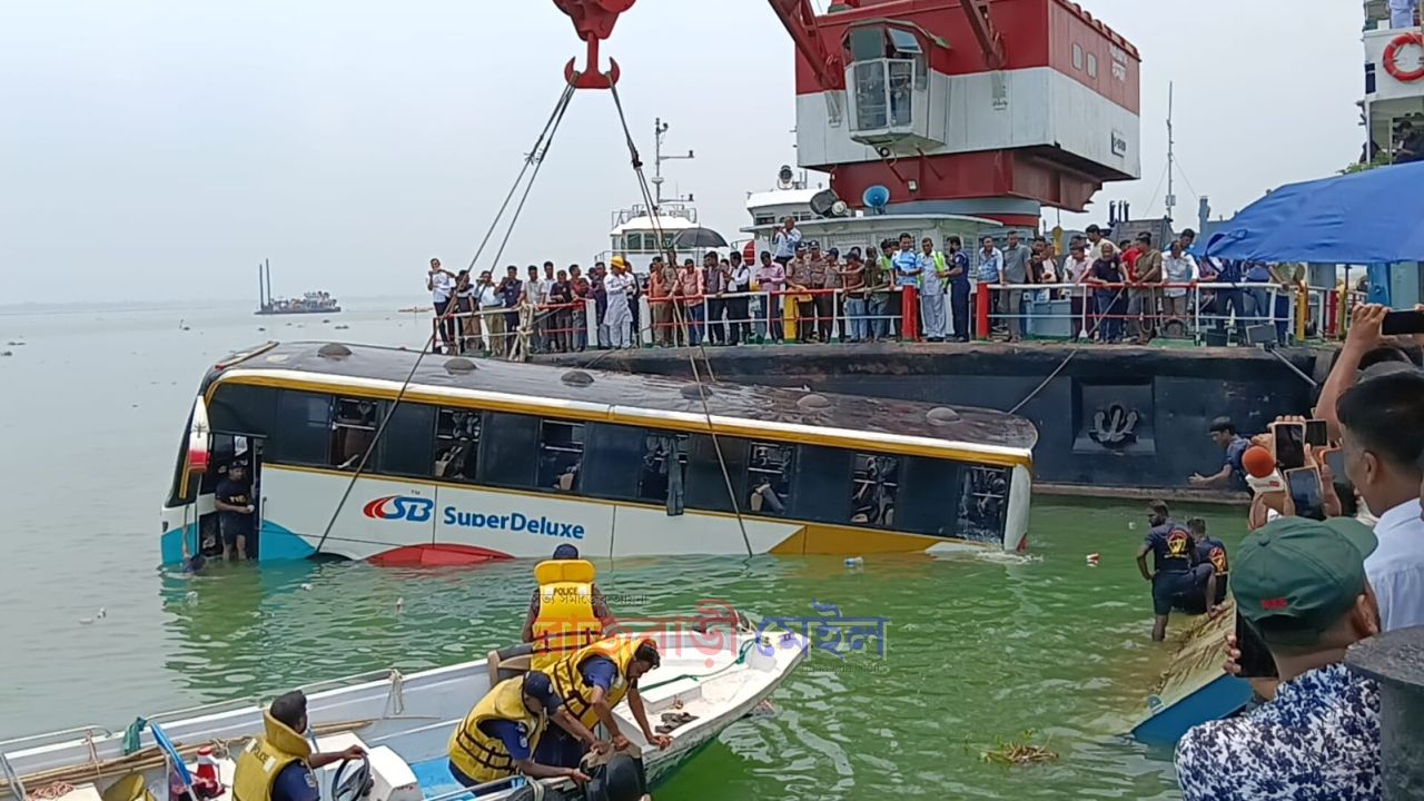দৌলতদিয়ায় আবার বাসডুবি; যাত্রীরা নেমে যাওয়া প্রাণে রক্ষা, আড়াই ঘন্টা পর টেনে তোলা হলো বাস