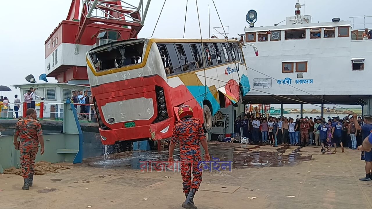 দৌলতদিয়ায় ফেরির র‌্যাম ভেঙে নদীতে বাস, দুর্ঘটনা তদন্তে পৃথক কমিটি গঠন