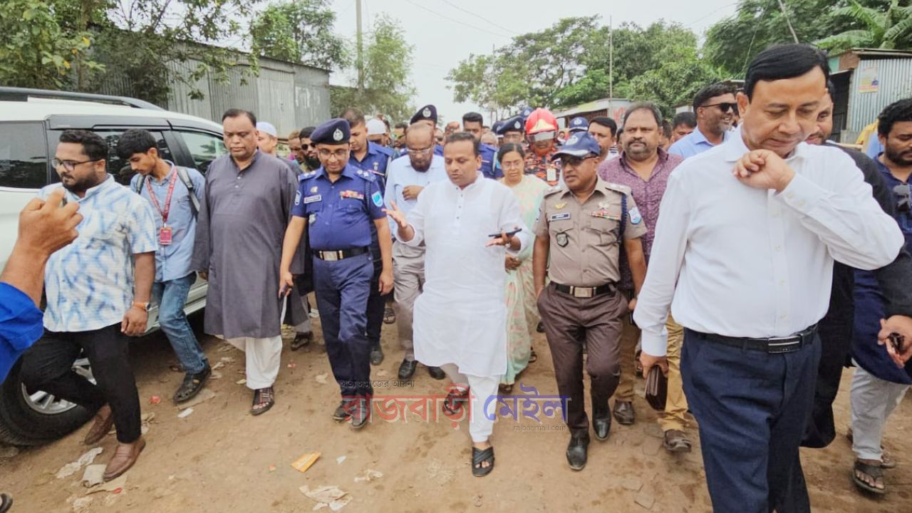 পদ্মায় বাসডুবিঃ দুর্ঘটনাস্থল পরিদর্শন করলেন নৌ-পরিবহন প্রতিমন্ত্রী রাজিব আহসান