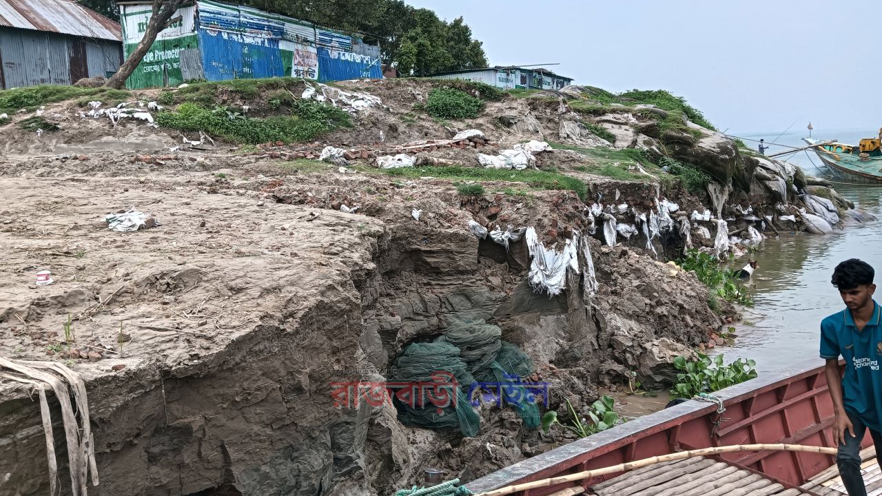 নতুন করে ভাঙনে ফেরি ঘাটের ৪০০ মিটার এলাকা ঝুঁকিতে, আতঙ্কে শতাধিক পরিবার