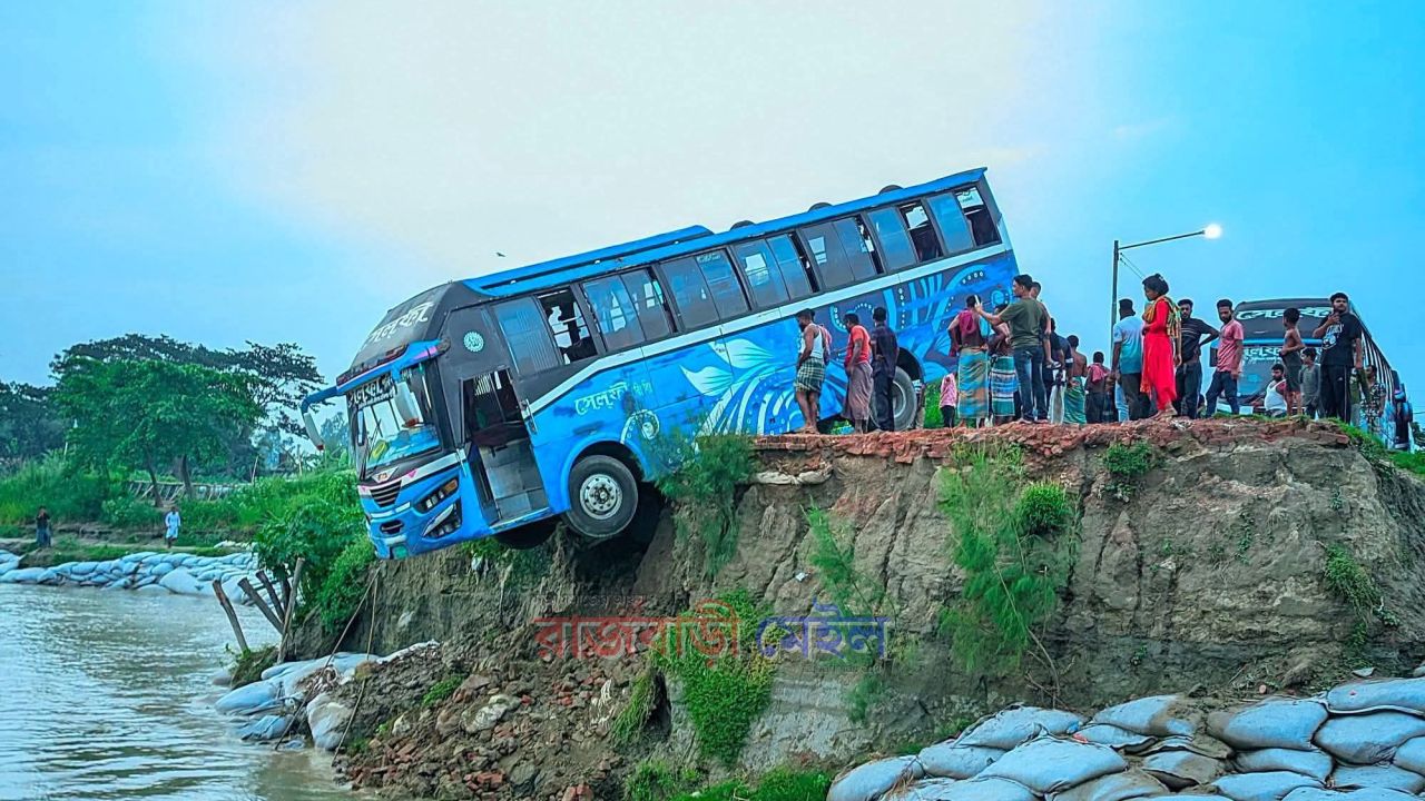 মানিকগঞ্জের পাটুরিয়ায় নিয়ন্ত্রণ হারিয়ে নদীর পাড়ে ঝুলে পড়ল সেলফি পরিবহন