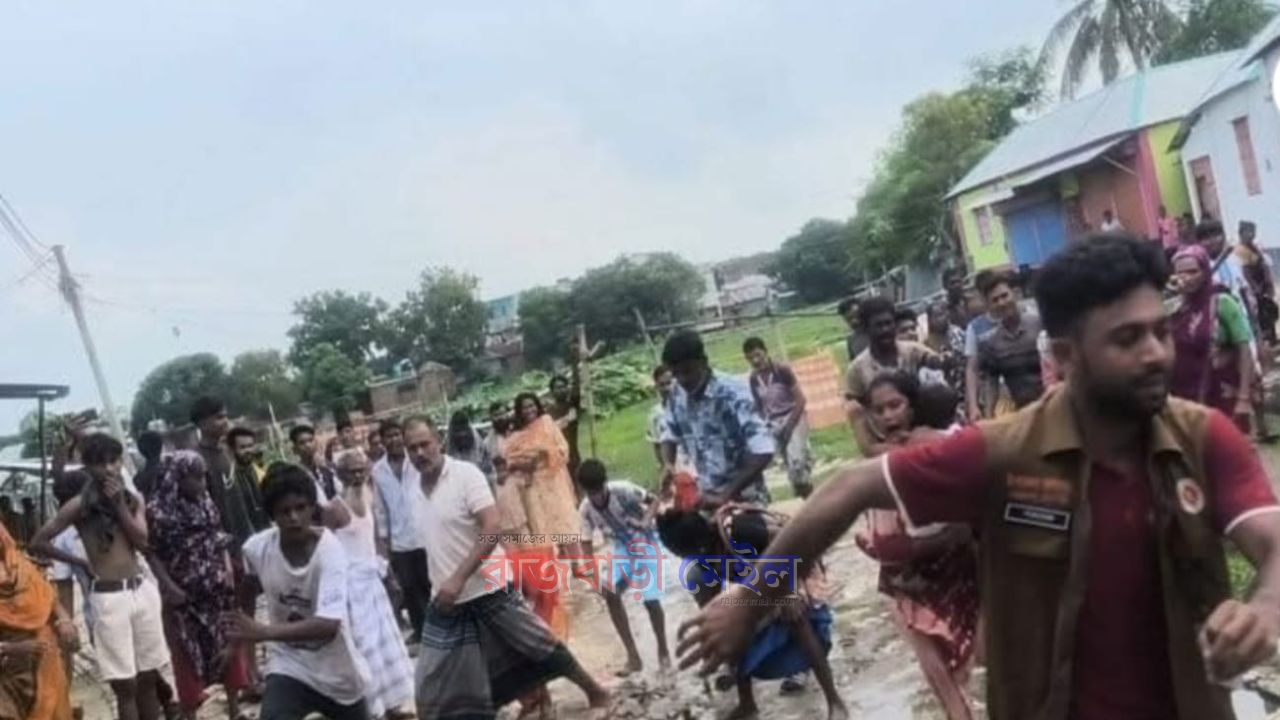 দৌলতদিয়ায় অভিযানে হামলা চালিয়ে হ্যান্ডকাপ সহ ব্যবসায়ীকে ছিনিয়ে নিল মাদককারবারীরা, আহত ৩