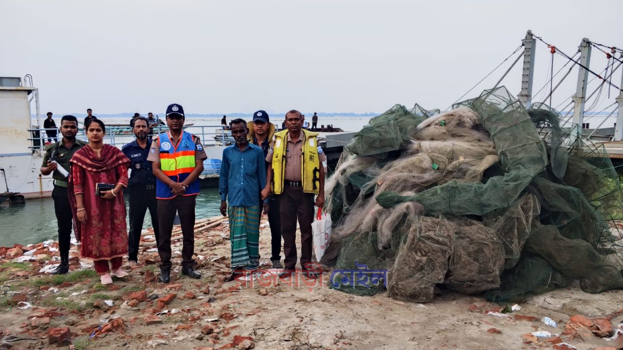 রাজবাড়ীতে প্রায় সাড়ে ৫ লাখ টাকার নিষিদ্ধ কারেন্ট জাল ও চায়না দুয়ারী জব্দ, এক জেলে আটক