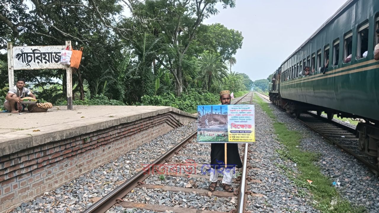 তেলের দাম, গাড়ি ভাড়া কমানো ও পেঁয়াজের দাম বৃদ্ধির দাবিতে একাই আন্দোলন করছেন নুরুল্লাহ