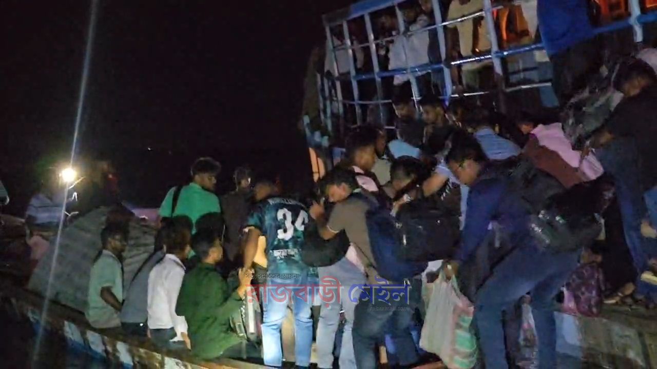 রাজবাড়ীর পদ্মার চরে আটকা যাত্রীবাহি লঞ্চ, মধ্যরাতে যাত্রীদের উদ্ধার 
