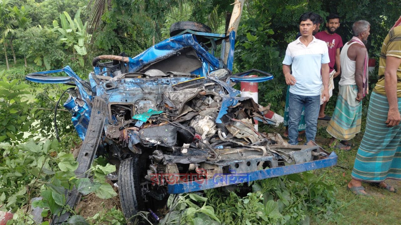 রাজবাড়ীতে বাস-পিকআপের মুখোমুখি সংঘর্ষে পিকআপ চালক নিহত, দুই ঘণ্টা বন্ধ ছিল যান চলাচল