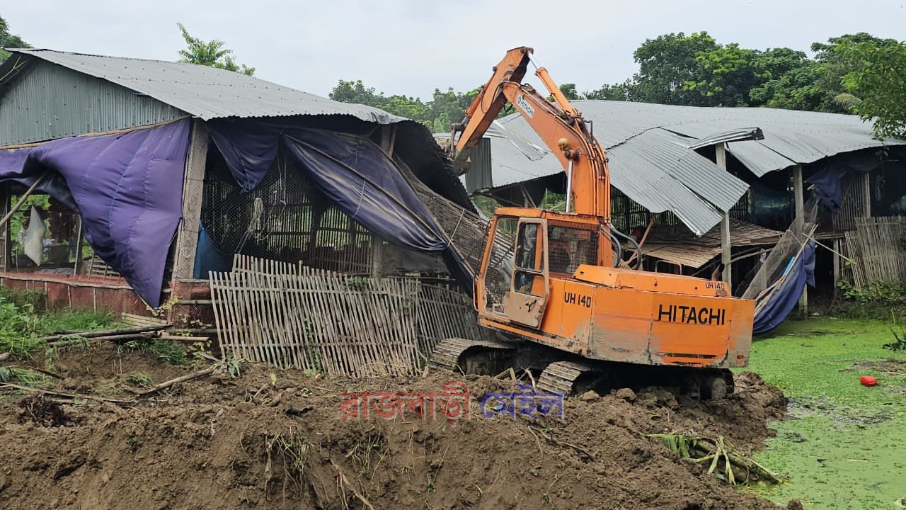 রাজবাড়ীতে খাল খনন প্রকল্পের জায়গায় অবৈধ স্থাপনা, উচ্ছেদে অভিযান চালালো প্রশাসন