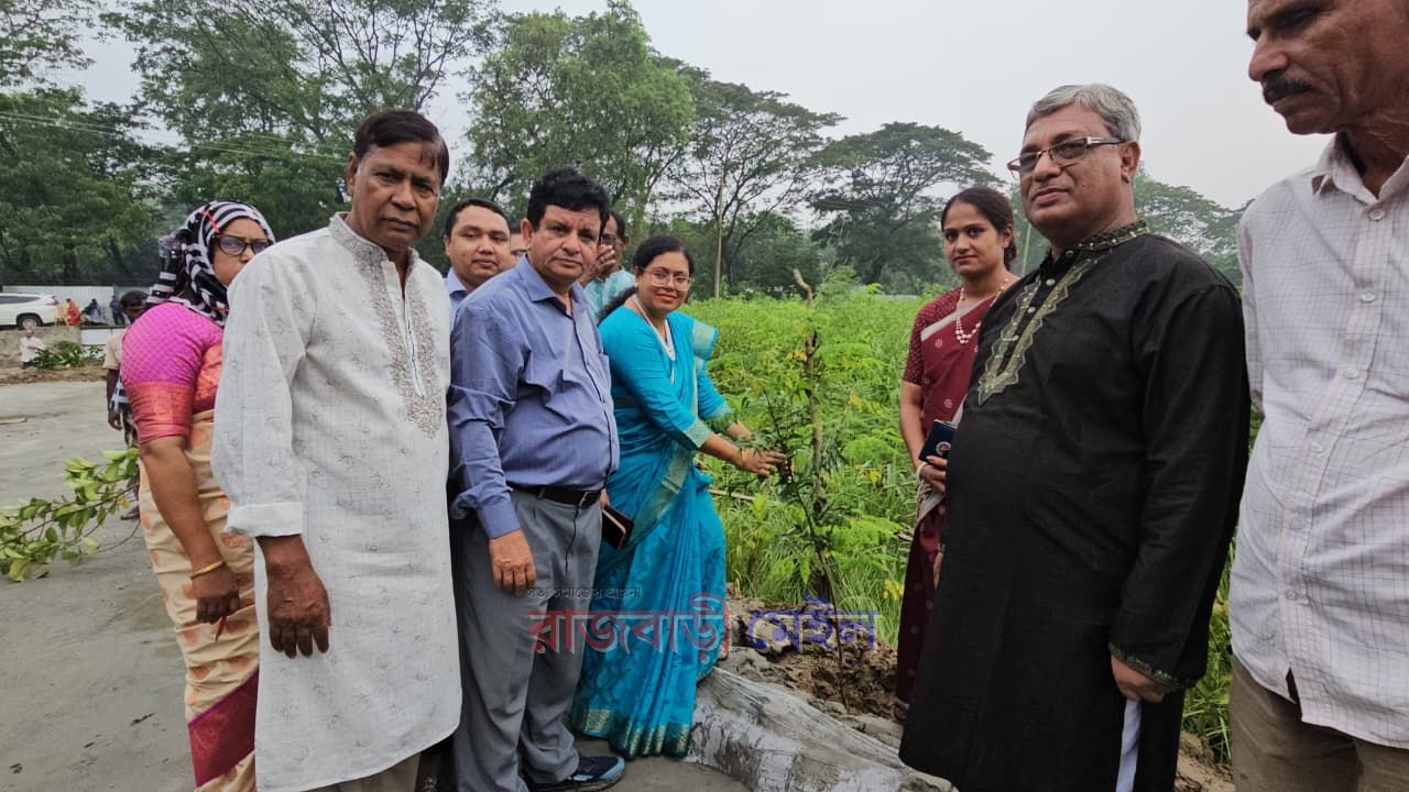  জলবায়ু পরিবর্তন বিষয়ে সচেতনতা সৃষ্টির লক্ষ্যে রাজবাড়ীতে গাছের চারা বিতরণ ও রোপন