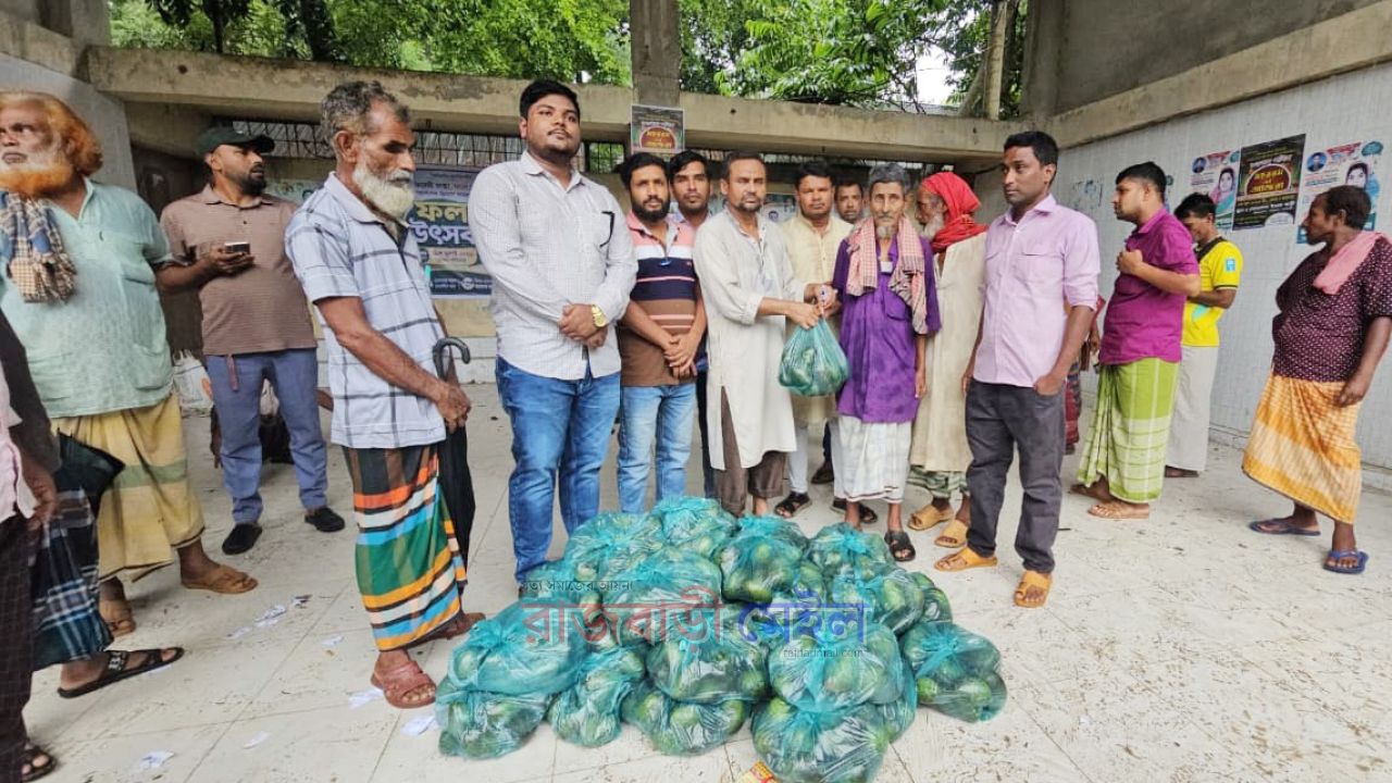 দুঃস্থ্য মানুষের মাঝে ওমান প্রবাসী জাহাঙ্গীর খানের উদ্যোগে আম বিতরণ