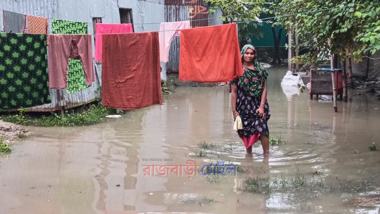 বালুর চাতালের পানি আটকে জলাবদ্ধতা, ভোগান্তির শিকার অর্ধশত পরিবার