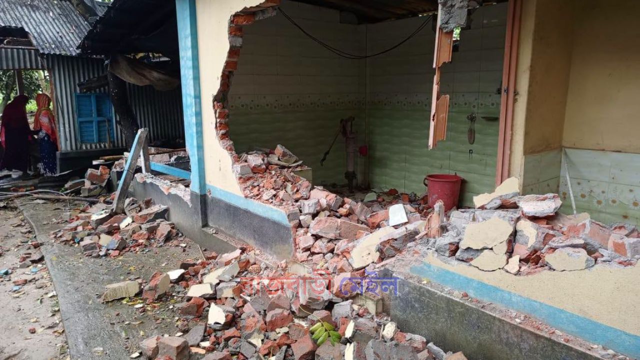 রাজবাড়ীর পাংশায় দিন দুপুরে বাড়িতে হামলা, ভাঙচুর ও লুটপাটের অভিযোগ