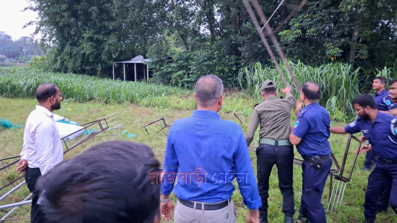 রাজবাড়ীর কালুখালীতে ক্ষেতের ভিতর তৈরী করা হচ্ছিল নিষিদ্ধ চায়না দুয়ারি
