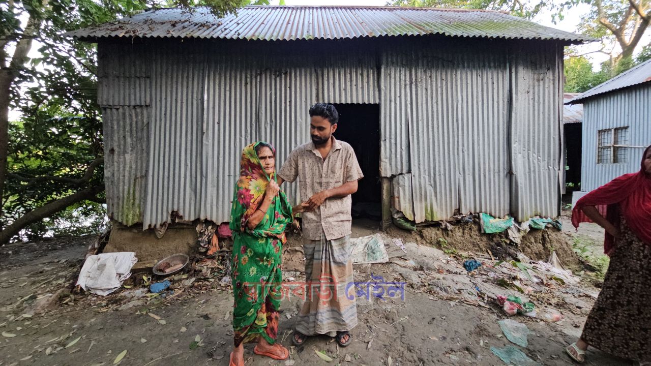  জরাজীর্ণ ঘরে তিন সন্তান নিয়ে বিধবা ফুলজান বিবির মানবেতর জীবনযাপন