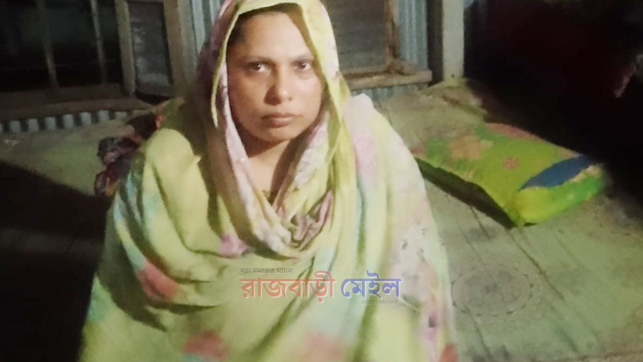 ফেরি থেকে লাফ দিয়ে পদ্মায় নিখোঁজ গৃহবধু, প্রায় পৌনে চার ঘন্টা পর কবিরপুর চর থেকে উদ্ধার