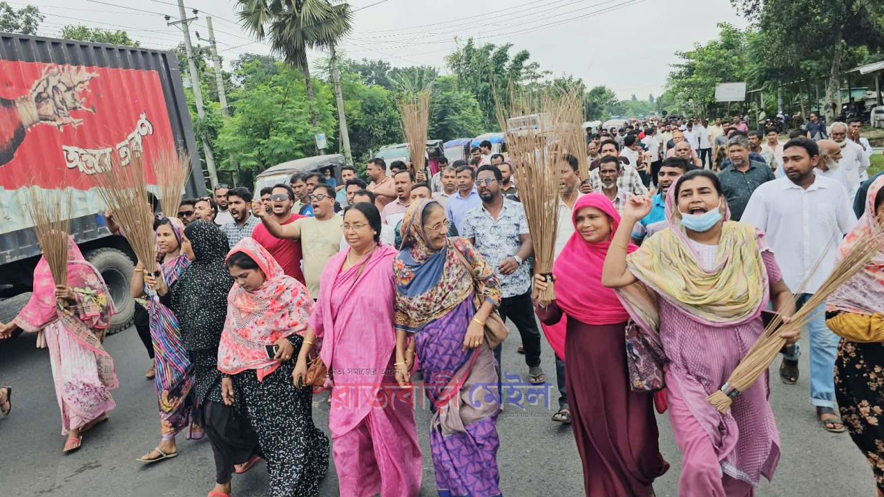 রাজবাড়ীতে ফ্যামিলিকার্ড শুমারির জরিপকারী ও সুপারভাইজার নিয়োগে অনিয়মের অভিযোগে বিক্ষোভ