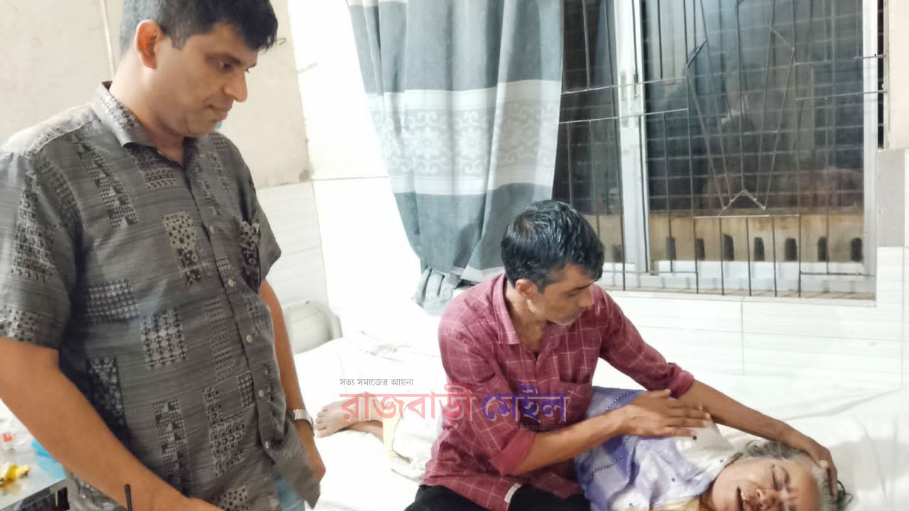 ১৭ দিন নিখোঁজের পর রাজবাড়ী সদর থানা ওসির সহযোগিতায় মাকে ফিরে পেলো পরিবার