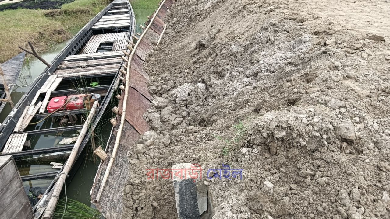 রাজবাড়ীর গোয়ালন্দে সোয়া কোটি টাকার সড়ক নির্মাণের দুই মাসেই ধস
