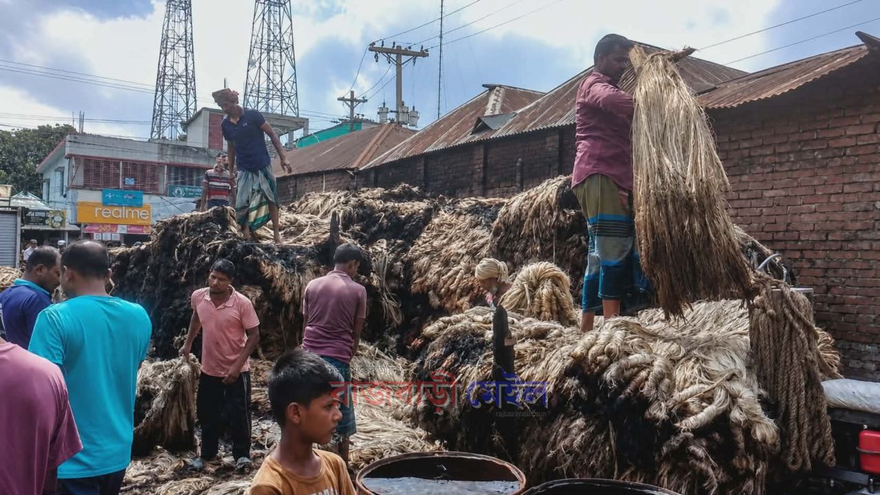 রাজবাড়ীর বালিয়াকান্দি বাজারে ভয়াবহ আগুনে পাঁচ দোকানের প্রায় ৪০ লাখ টাকার ক্ষতি