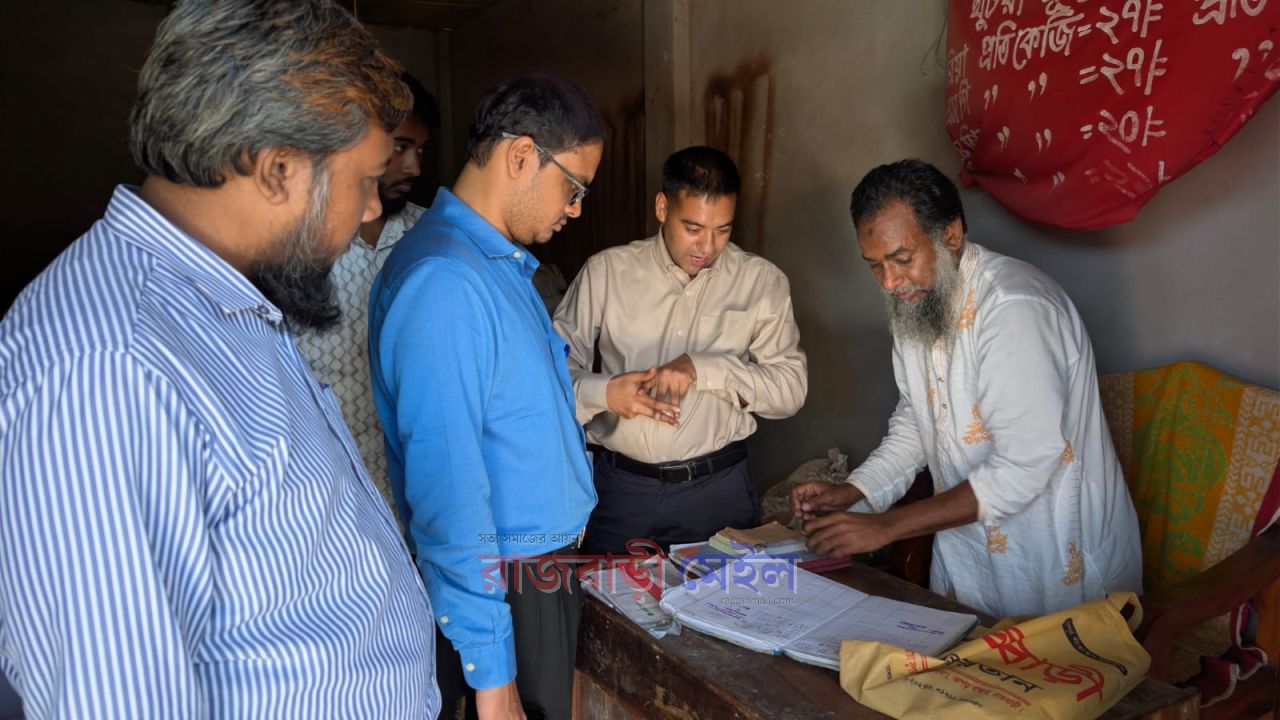 রাজবাড়ীতে পাচারকালে ৪০ বস্তা সার জব্দ ও ডিলারকে ৪০ হাজার টাকা জরিমানা