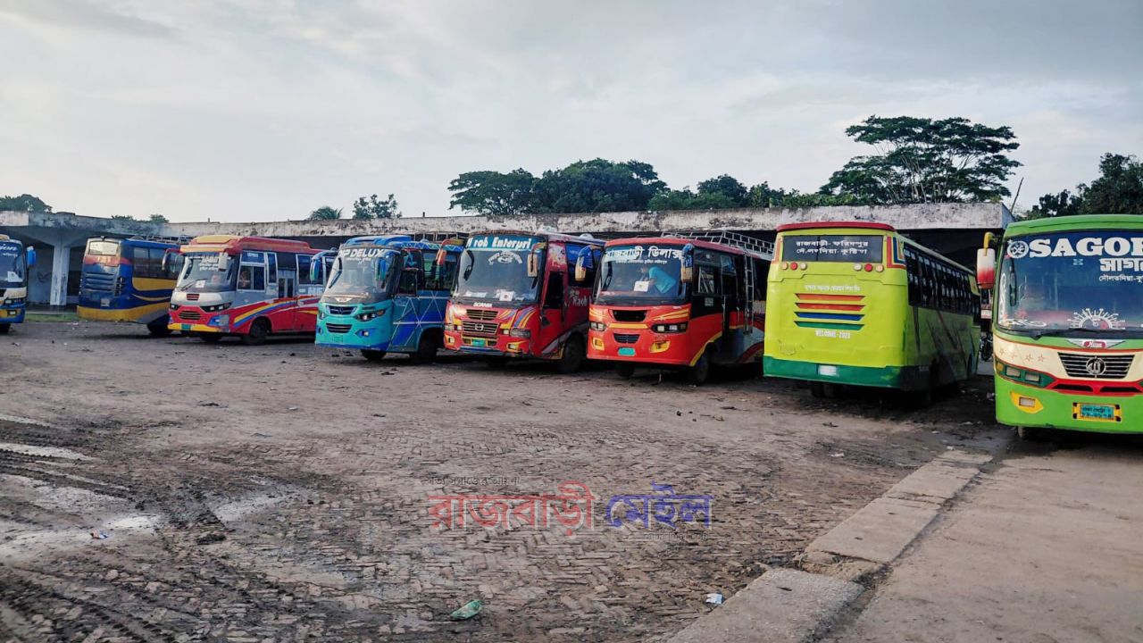 গোল্ডেন লাইন পরিবহন নিয়ে বিরোধ; রাজবাড়ী-ফরিদপুর রুটে প্রায় ৪৬ ঘন্টা পর বাস চলাচল শুরু