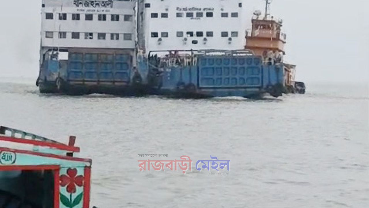 যান্ত্রিক ত্রুটিতে প্রবল স্রোতে ভেসে গেল ১৮টি যানবাহন বোঝাই ফেরি, সাড়ে চার ঘন্টা পর উদ্ধার