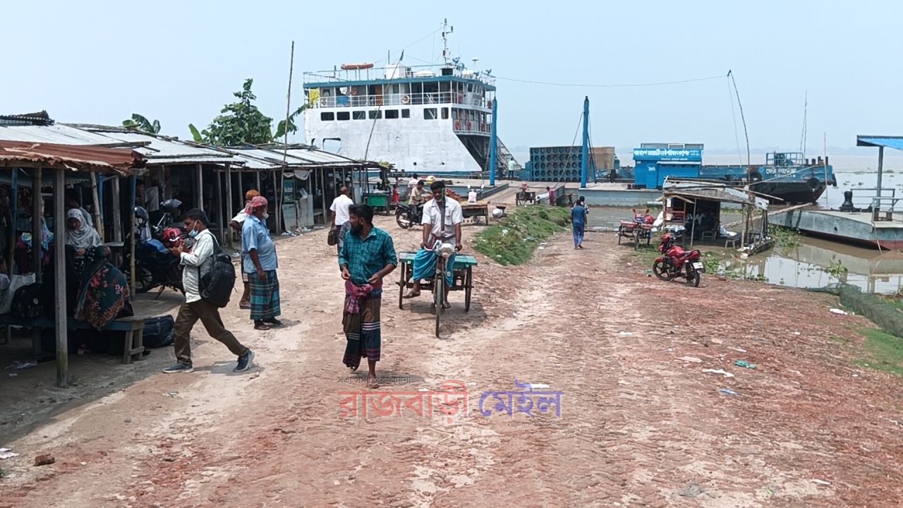 তীব্র স্রোতে চারদিন ধরে বন্ধ ফেরি, ধাওয়াপাড়া-নাজিরগঞ্জ নৌরুটে ভোগান্তি