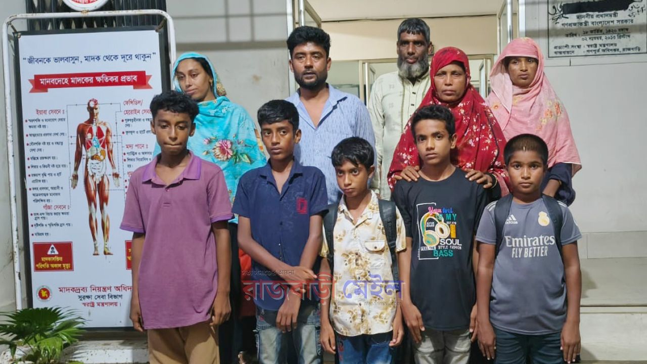 ছেলেকে পাঠালেন বাজারে, বন্ধুদের নিয়ে ছুটলো অজানা গন্তব্যে, দৌলতদিয়া থেকে উদ্ধার করলো পুলিশ
