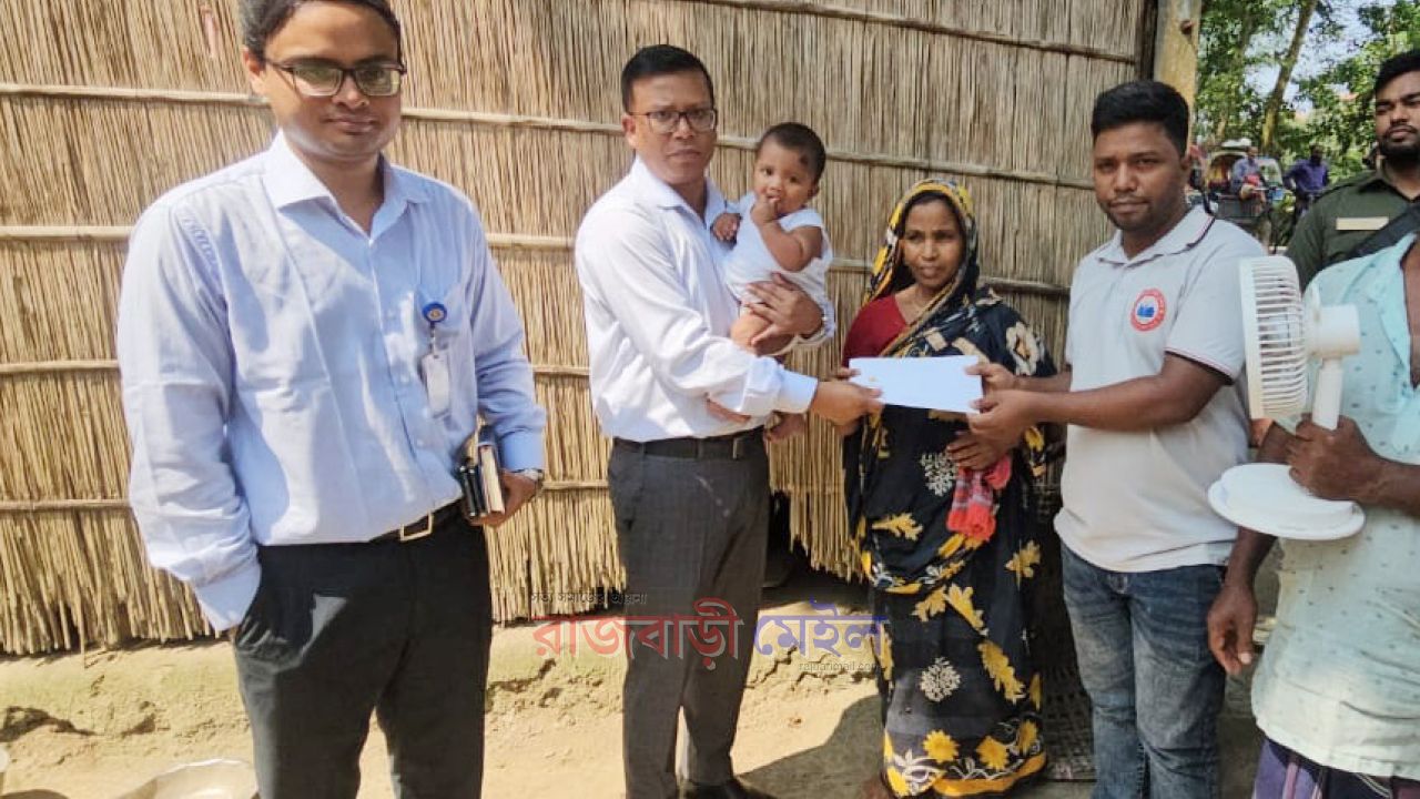 সিজারের পর পেটে গজ রেখেই নার্সের সেলাই; অসুস্থ বিথীর গোয়ালন্দের বাড়িতে ইউএনও, দিলেন সু-চিকিৎসার আশ্বাস